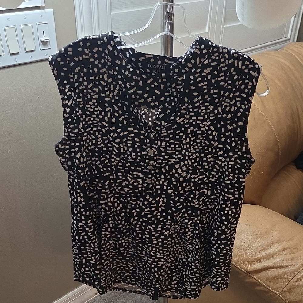Roz & Ali Sleeveless Blouse Black White Print V-Neck Size L